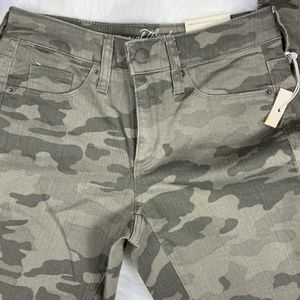FITTED HIP-SLIM LEG 22W SKINNY REG SCULPS UNIVERSAL THREAD GREEN CAMO SZ